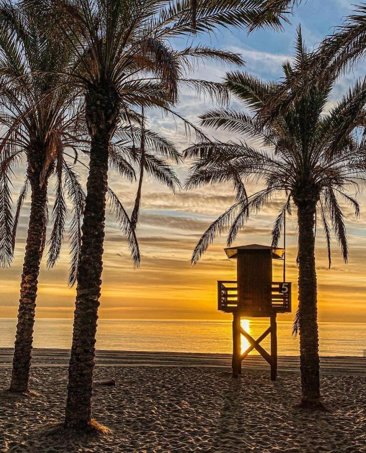 El Estudio De La Playa Benalbeach Holidays Deluxe Benalmadena Bagian luar foto
