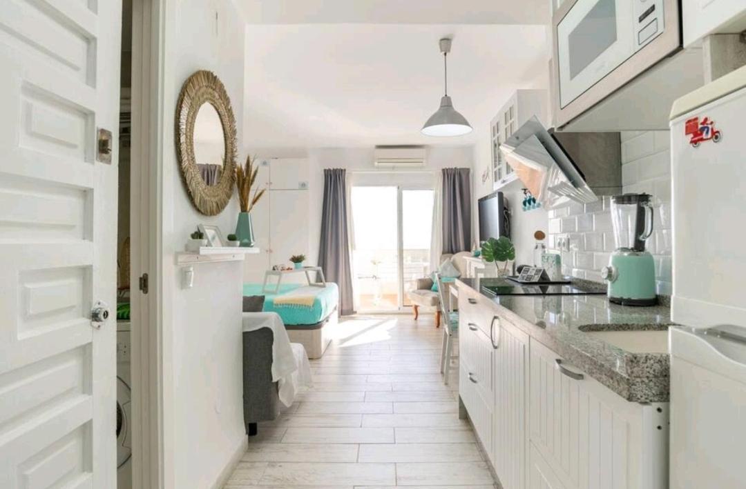 El Estudio De La Playa Benalbeach Holidays Deluxe Benalmadena Bagian luar foto