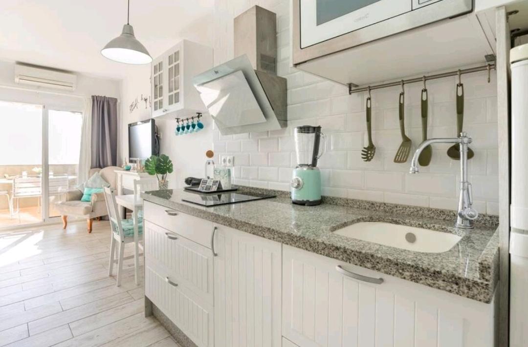 El Estudio De La Playa Benalbeach Holidays Deluxe Benalmadena Bagian luar foto